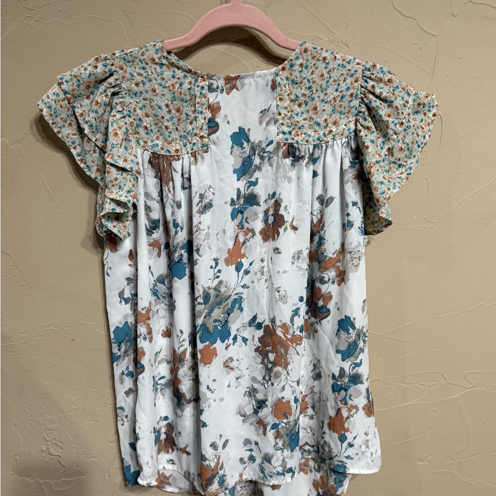 Buckle White Flutter Sleeve Blouse with Contrasting Floral prints